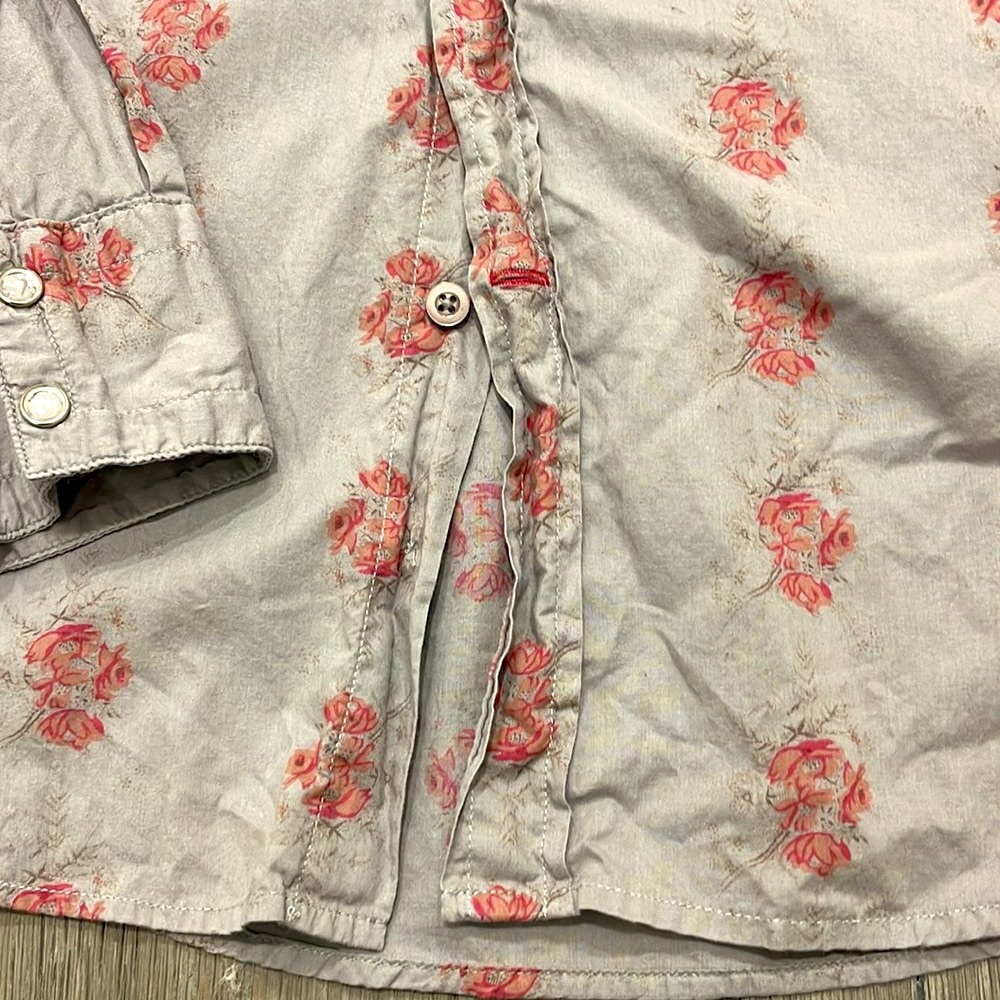 Guess Vintage Western Style Snap Gray with Red/Pink Floral Pattern- Large - Picture 6 of 9
